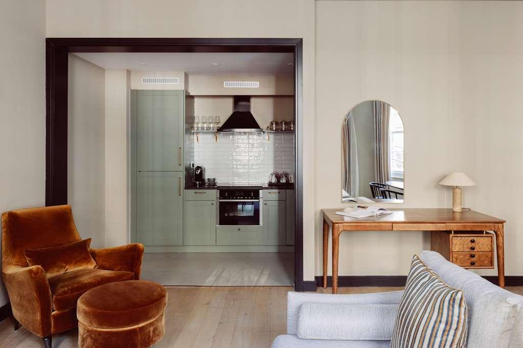 Native Kings Wardrobe Hotel London Room photo
