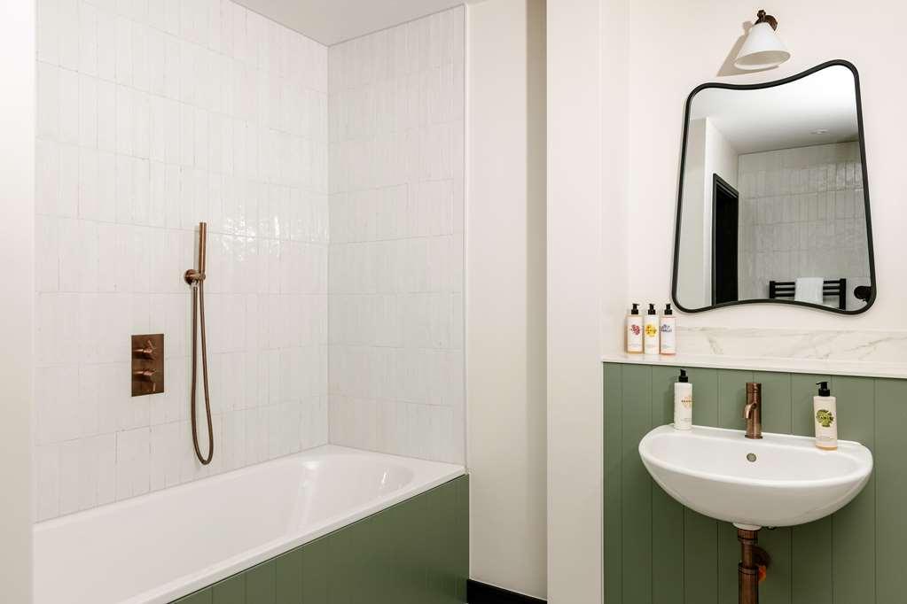 Native Kings Wardrobe Hotel London Room photo