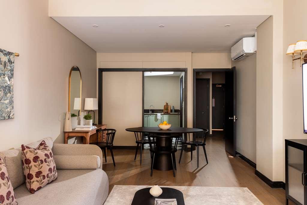 Native Kings Wardrobe Hotel London Room photo