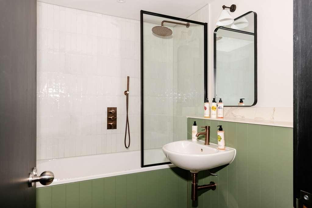 Native Kings Wardrobe Hotel London Room photo