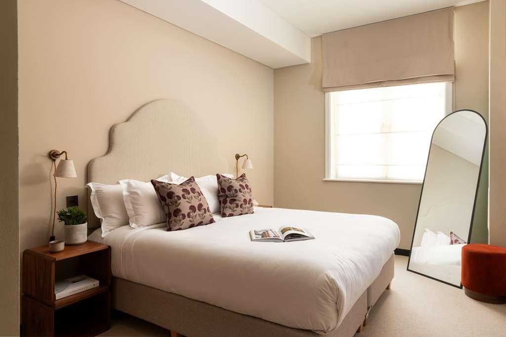 Native Kings Wardrobe Hotel London Room photo