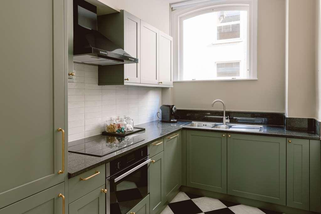 Native Kings Wardrobe Hotel London Room photo