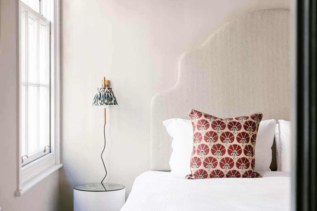 Native Kings Wardrobe Hotel London Room photo